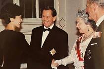 Lucie Bílá se setkala s britskou královnou Alžbětou II. a princem Filipem na Pražském hradě při její návštěvě Česka v roce 1996. Královně zpěvačku představil prezident Václav Havel.