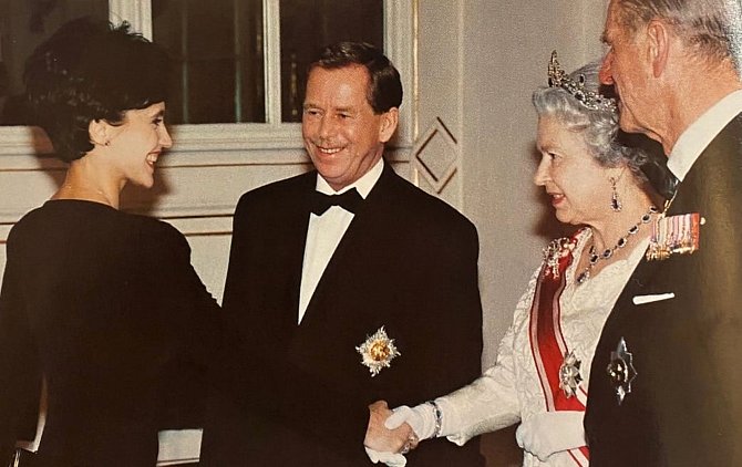 Lucie Bílá se setkala s britskou královnou Alžbětou II. a princem Filipem na Pražském hradě při její návštěvě Česka v roce 1996. Královně zpěvačku představil prezident Václav Havel.