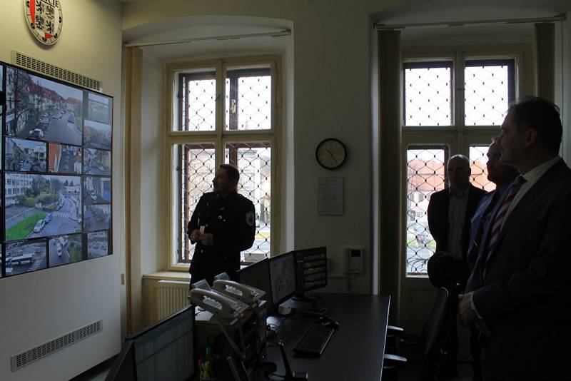 Strážníci dohlížejí ve Slaném na pořádek z nového operačního střediska. Projekt se vydařil i díky iniciativě preventistů a za podpory dotace z ministerstva vnitra.