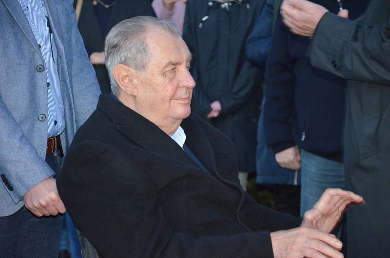 Prezident Miloš Zeman zapálil v Lánech Masarykovu vatru.