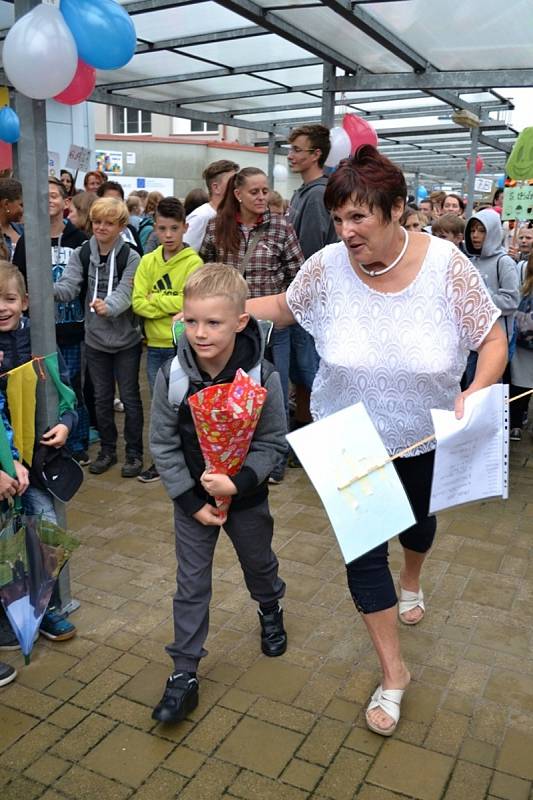 První školní den déšť nepokazil. Na Kladensku vítali děti v národních barvách.