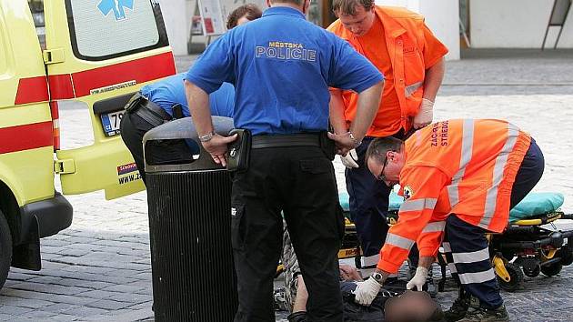 Třicetistupňová vedra s sebou přinášejí občas i kolapsové stavy. Nejlepší prevence je hlavně dostatek tekutin. Alkohol pokud možno ne.