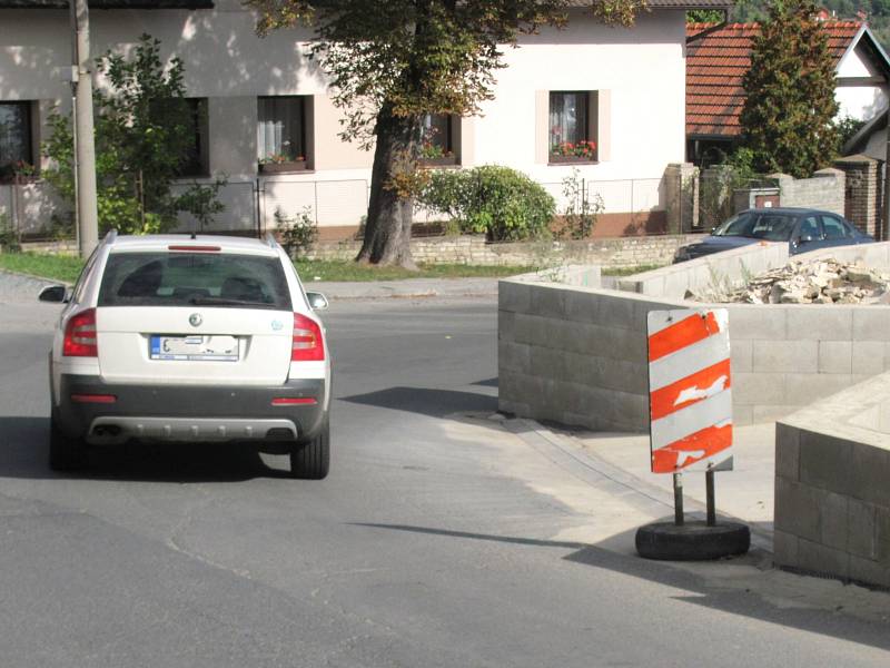 PODLE STAROSTY CVRČOVIC Stanislava Plecitého se zatáčka po vybudování zdi místních pekáren stala mnohem více nepřehlednou a nebezpečnou.