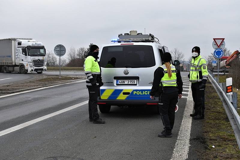 Dálniční policie - kontrola u Nové Vsi - rozhraní čtyř okresů. Hlídka ve směru od Litoměřic na Prahu.