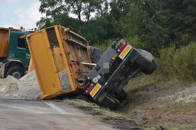 Středeční nehoda náklaďáku s pískem u Velvar na silnici I/16