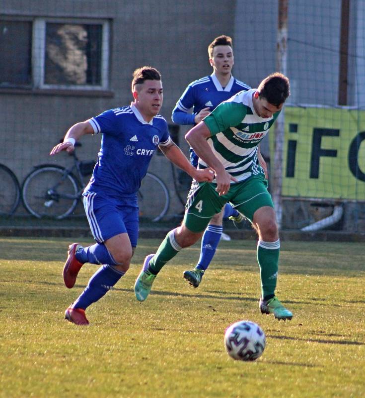 Velvary (v modrém) mají první jarní výhru, doma porazily Bohemians B 1:0.