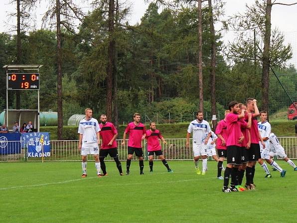 Tatran Rakovník (v růžovém) doma podlehl Kladnu na na penalty 0:1. 