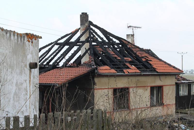 Den poté. Pátek odpoledne po požáru rodinného v Bratronicích