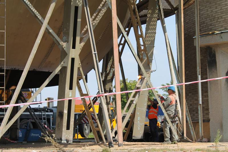 Funkcionalistická stavba ze třicátých let minulého století, kterou je kladenský rozdělovský vodojem, byla v pátek rozebrána. Jednalo se o unikátní počin svého druhu.