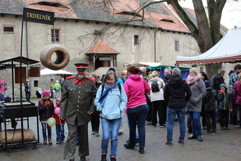 Na nádvoří hradu byli k vidění dobově odění vojáci i několik historických vozidel.