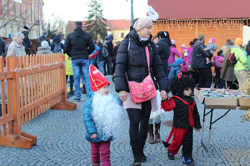 Příjezd Mikuláše a jeho družiny sledovalo na náměstí Starosty Pavla v Kladně mnoho lidí.