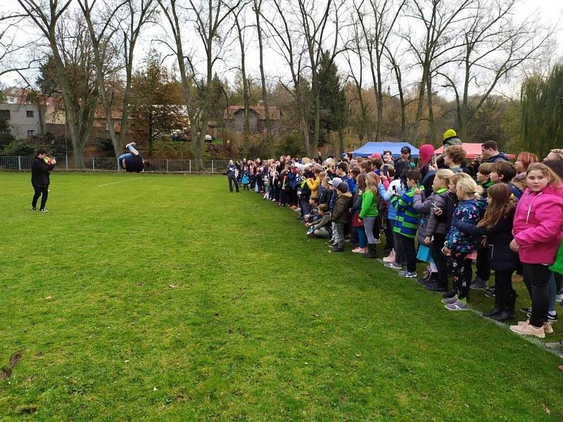 Parkourista Tary předvedl své umění ve Dřetovicích.