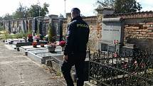 Policisté se zaměřili na hřbitovy a pátrají po vandalovi z Buštěhradu.