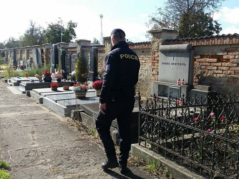Policisté se zaměřili na hřbitovy a pátrají po vandalovi z Buštěhradu.