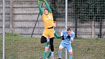 Slovan Bratislava B (ve světle modrém) porazil v přípravě Sokol Hostouň 2:1.