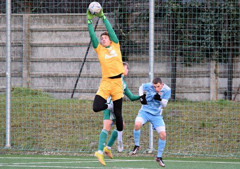 Slovan Bratislava B (ve světle modrém) porazil v přípravě Sokol Hostouň 2:1.