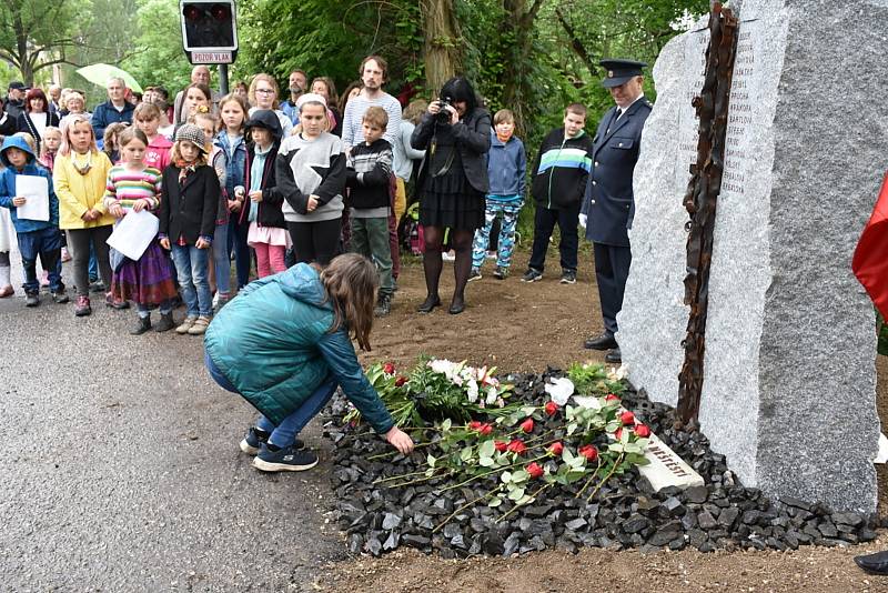 Odhalení pomníku obětem vlakového neštěstí v Zákolanech.