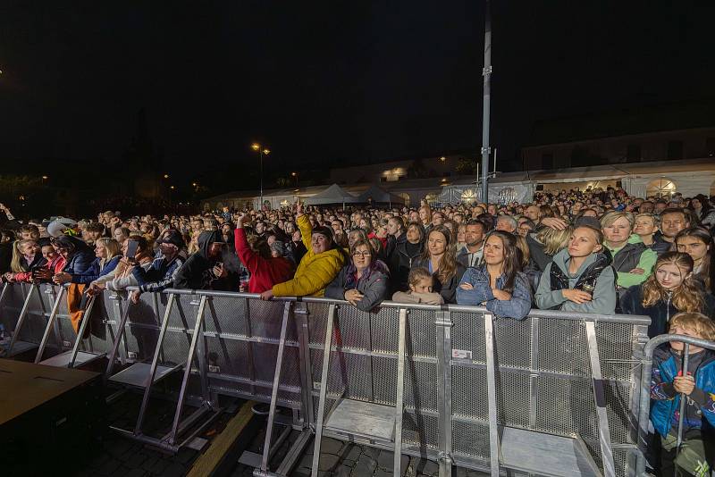 Z vystoupení kapely Jelen na náměstí Starosty Pavla před radnicí.