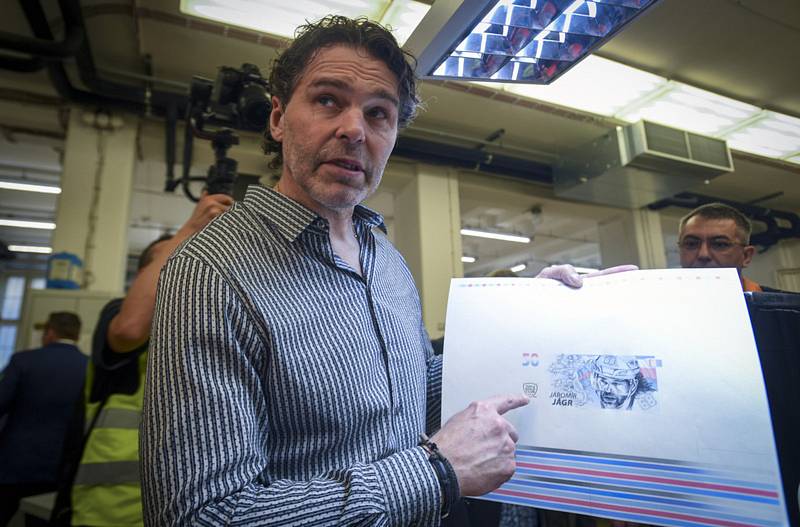Hokejista Jaromír Jágr se přišel podívat na poslední fázi tisku pamětního listu v podobě bankovky vydané k jeho padesátinám.