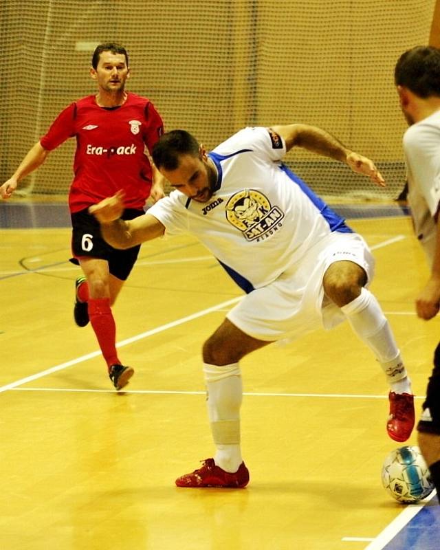 Těžký start Satanů v nejvyšší soutěži - mistrovská Chrudim (v červeném) porazila Kladno 4:0. 