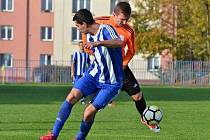 Zavidov (v modrém) nečekaně vysoko 4:0 vyhrál na hřišti béčka SK Slaný.