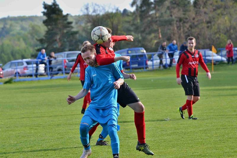 Zichovec (v červeném) porazil doma nečekaně Švermov 3:1.