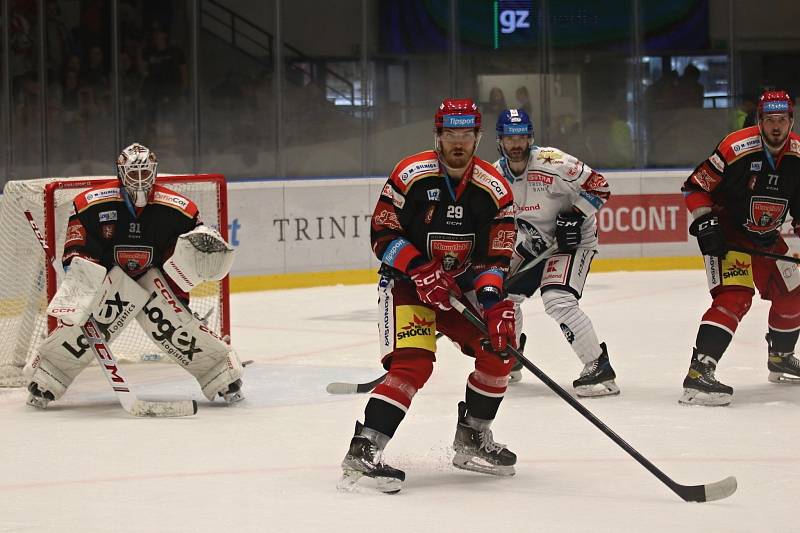 Hokejová extraliga: Kladno (v bílé) porazilo doma silný Hradec Králové 2:1.