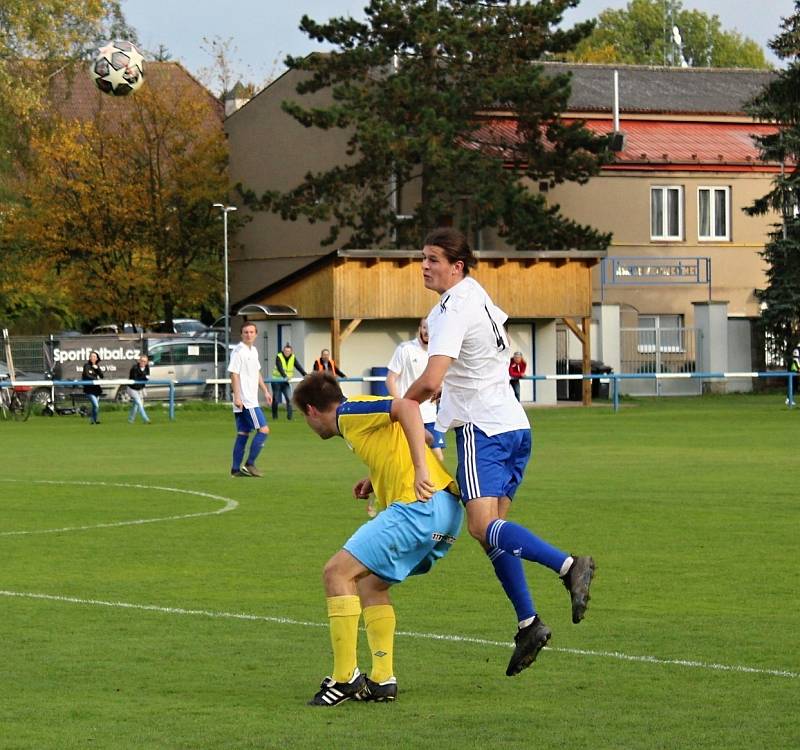 Vyrovnaný zápas I. A třídy vyhráli fotbalisté Velké Dobré (v bílém) - SK Rakovník přehráli 1:0.