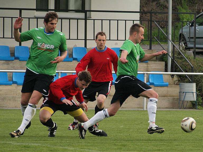 Vraný - Nová Ves 0:0, o míč bojuje Maliňák, v pozadí autor hattricku do sítě Loděnice Matoušek