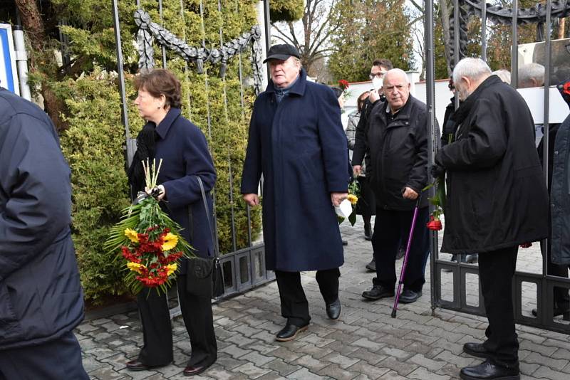 Poslední rozloučení s Václavem Zelenkou ve velké smuteční kapli kladenských hřbitovů.