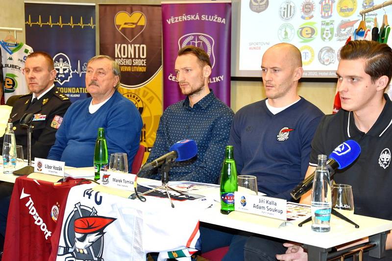 Čeští sportovci se spojili a rozhodli se pomoci rodinám dvou příslušníků Vězeňské služby ČR, kteří zahynuli při střelbě útočníka v ostravské nemocnici během prosince.