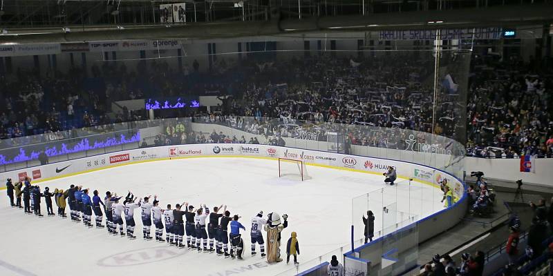 Druhá děkovačka Rytířů. Skvělého Denise Godlu jistě potěšila slovenská vlajka v hledišti // Rytíři Kladno - Kometa Brno 5:1, ELH 17. 1. 2020