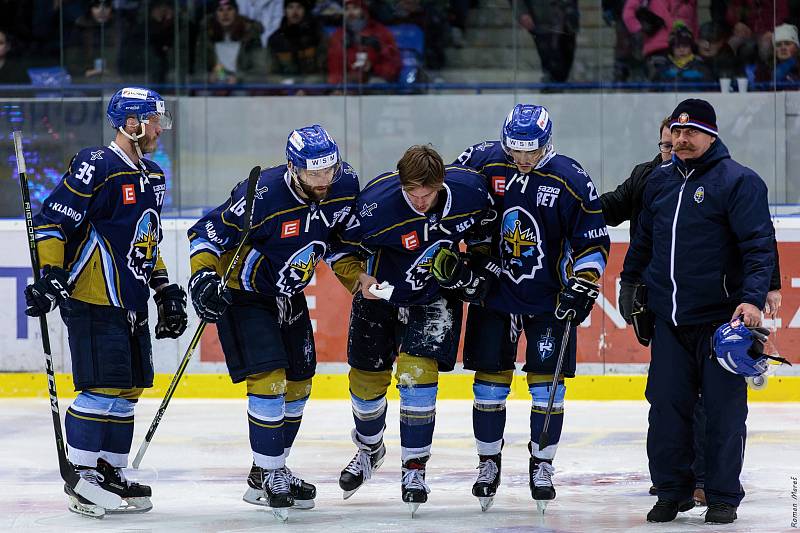 České Budějovice porazily ve čtvrtém zápase série Kladno (v modrém) a snížily stav na 1:3.