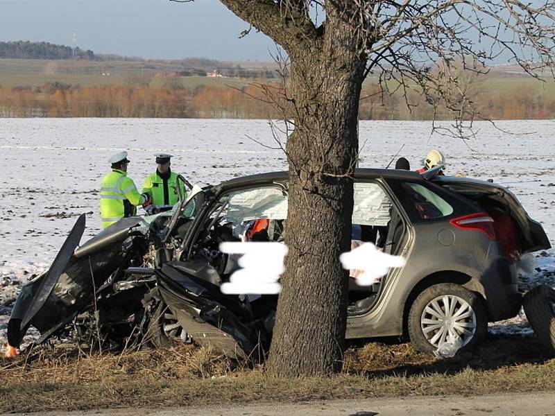 Tragická dopravní nehoda u Slaného si vyžádala tři mrtvé