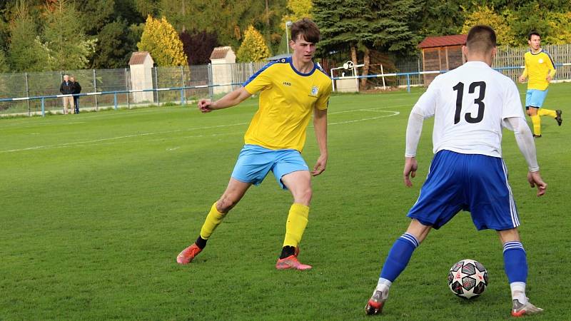 Vyrovnaný zápas I. A třídy vyhráli fotbalisté Velké Dobré (v bílém) - SK Rakovník přehráli 1:0.