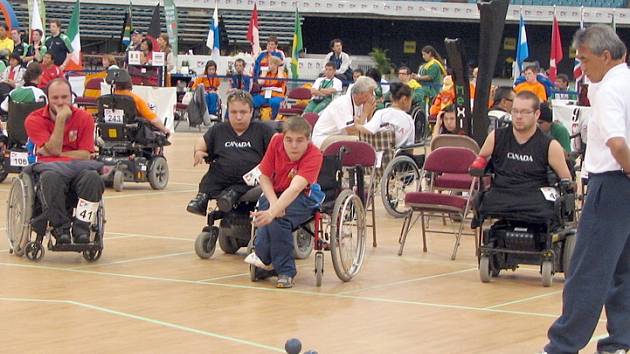 Boccia je obdoba francouzského pétanque pro těžce hendikepované vozíčkáře. Cílem je zahrát co nejvíce míčů své barvy k bílému míči. Kladeňák Radek Procházka je na snímku uprostřed v červeném reprezentačním dresu. 