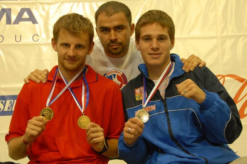 V Olomouci se kladenské výpravě mimořádně dařilo. Jan Homolka (vlevo) i Tomáš Möstl (vpravo) se stali světovými šampiony ISKA, zásluhu na tom má i kouč Tomáš Kučera. 