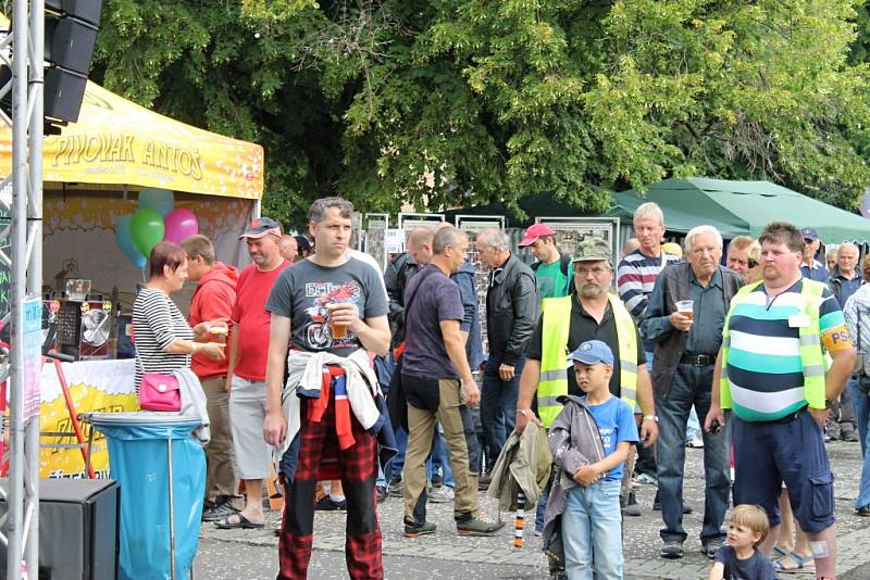 Legendární jízda historických vozidel přilákala opět po roce do Slaného desítky účastníků. První okruh se jel už před pětašedesáti lety.