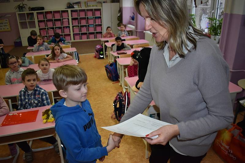 Žáci z 1. A učitelky Pavly Korychové dostali svoje první školní pololetní vysvědčení.