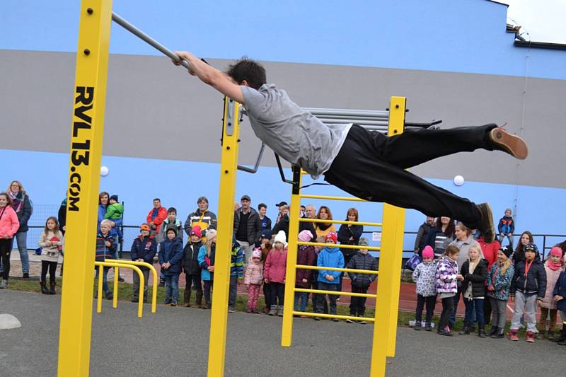 Ze slavnostního otevření parkourového a workoutového hřiště.