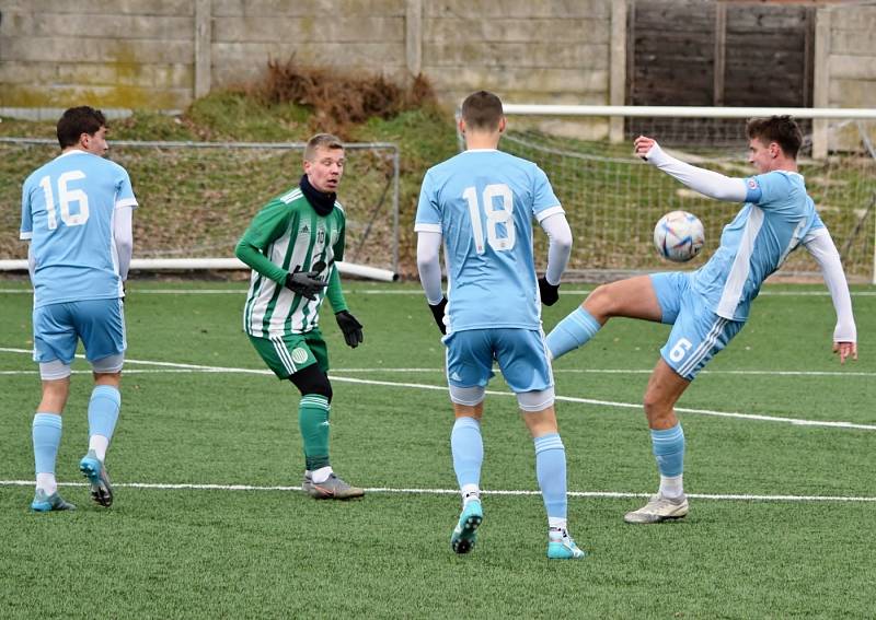 Slovan Bratislava B (ve světle modrém) porazil v přípravě Sokol Hostouň 2:1.