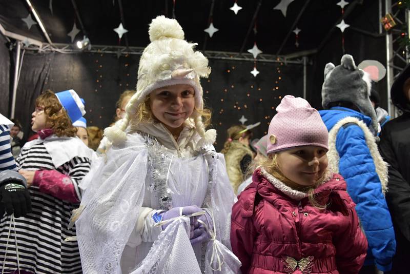 O slavnostní rozsvícení vánočního stromu se postarala zpěvačka Helena Vondráčková.