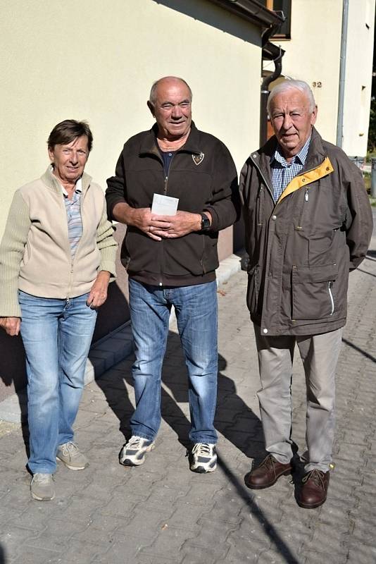 Voliče v Tuchlovicích a v Kačici zvěčnila tradičně fotografka Kladenského deníku Jana Jirásková. Nechybí ani letošní prvovolič z Kačice, student Karel Kučera.