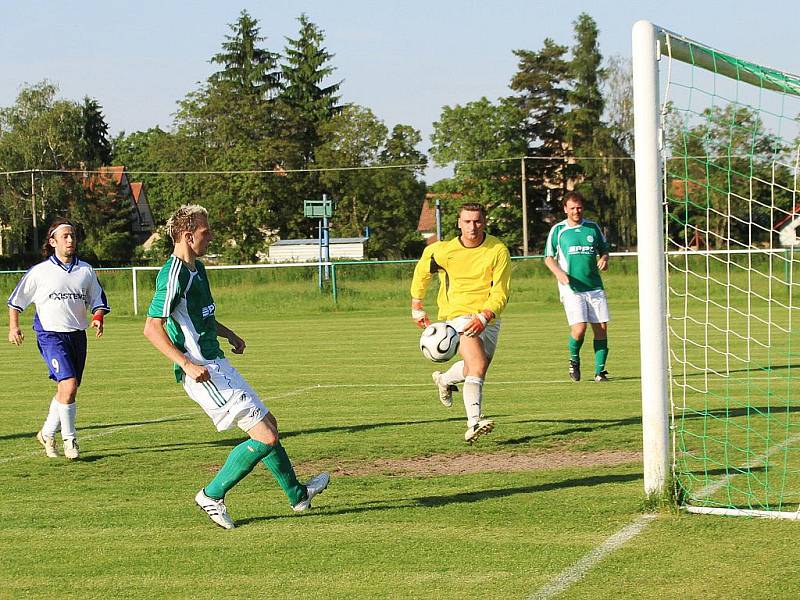 ...a bude to 3:1, snadná pozice střelce,branka je odkrytá / Sokol Hostouň - Sokol Tuchoměřice 3:1 , utkání I.B, tř.sk.B, 2009/10, hráno 6.6.2010 - 24.k.