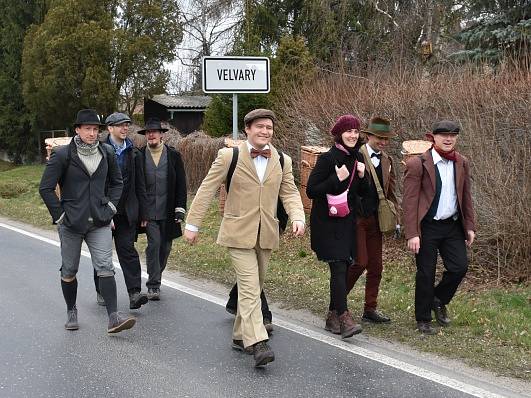 Vajíčkobraní ve Velvarech a pěší putování s vařenými vejci na Karlův most v Praze.