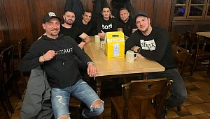 Dušan Švento pozval kamarády z fotbalu do Salzburgu na Ligu mistrů i prohlídku zdejší sportovní akademie. Zašli i na pivíčko