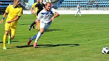 Kladno (v bílém) přežilo penaltu soupeře i vyloučení a zdolalo Neratovice 2:1.