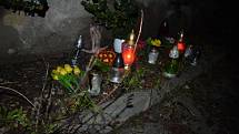 Vyšetřování tragédie ve Třebichovicích bude trvat ještě nejméně měsíc. Pietní místo se plní už bezmála týden svíčkami a květinami.