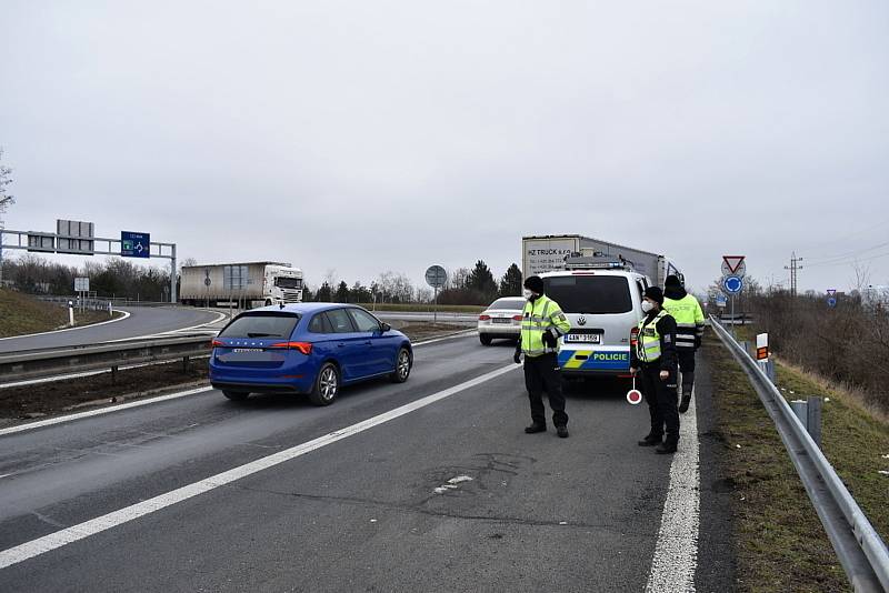 Policisté obestavěli hranice Kladenska, lidé nařízení vesměs dodržují.