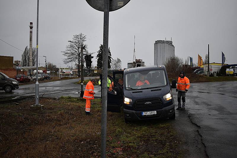 Několik aut uvízlo ve Slaném na železničním přejezdu.